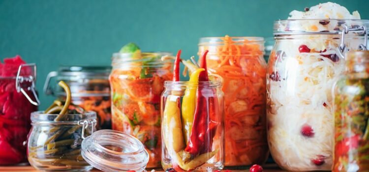 fermentált zöldség üvegekbe helyezve
