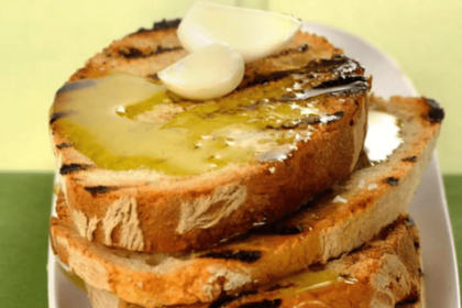 bruschetta-fokhagymaval-es-extra-szuz-olivaolajjal Bruschetta fokhagymával és extra szűz olívaolajjal
