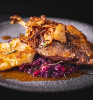 Sült libacomb | kacsacomb párolt lilakáposztával