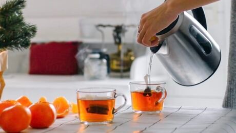 nő teát készít a konyhában